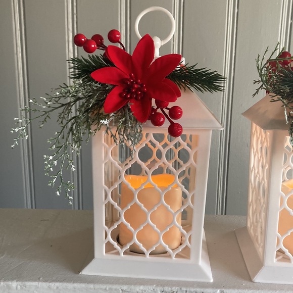 NWT Set of 2- Beautiful White- Red Floral Holiday LED Light Up Candle Lanterns - Picture 9 of 17